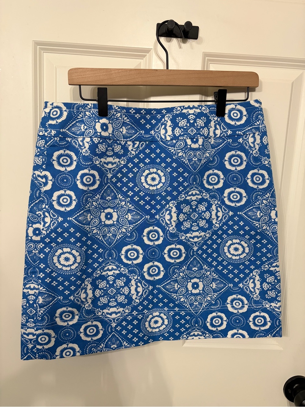 New with Tags Talbot’s size 10P Blue & white Floral Tile Print Women's Skirt.